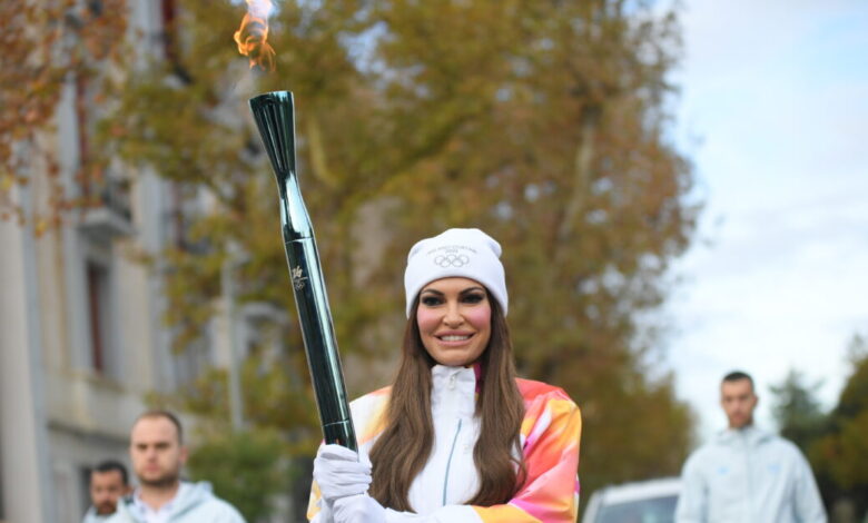 h-Κίμπερλι-Γκίλφοϊλ-έγινε-λαμπαδηδρόμος-και-έτρεξε-στη-Διονυσίου-Αρεοπαγίτου-με-τη-Φλόγα-των-Χειμερινών-Ολυμπιακών-Αγώνων