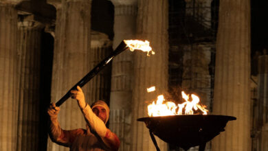 Η-Ολυμπιακή-Φλόγα-στην-Ακρόπολη-–-Εντυπωσιακές-εικόνες-από-τον-Ιερό-βράχο