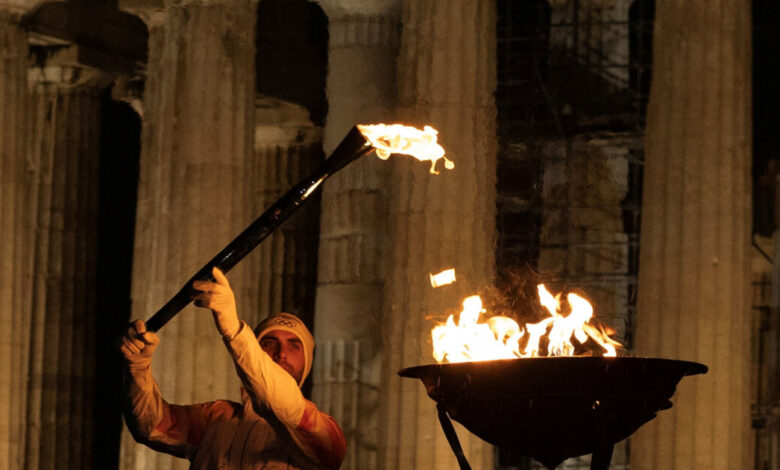 Η-Ολυμπιακή-Φλόγα-στην-Ακρόπολη-–-Εντυπωσιακές-εικόνες-από-τον-Ιερό-βράχο