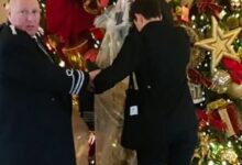 Λονδίνο:-Ακτιβιστές-άδειασαν-σακούλες-με-κοπριά-κάτω-από-το-χριστουγεννιάτικο-δέντρο-του-ritz