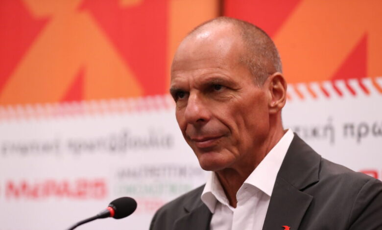 Βαρουφάκης-για-παρουσίαση-βιβλίου-Τσίπρα:-«Έγραψε-750-σελίδες-ερωτική-επιστολή-στην-ολιγαρχία,-έκανε-και-οντισιόν-στο-Παλλάς»