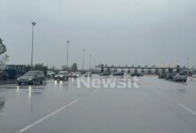 Η-«κηδεία-της-αγροτιάς»:-Συμβολική-πορεία-με-νεκροφόρες-στο-μπλόκο-των-Μαλγάρων