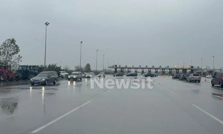 Η-«κηδεία-της-αγροτιάς»:-Συμβολική-πορεία-με-νεκροφόρες-στο-μπλόκο-των-Μαλγάρων