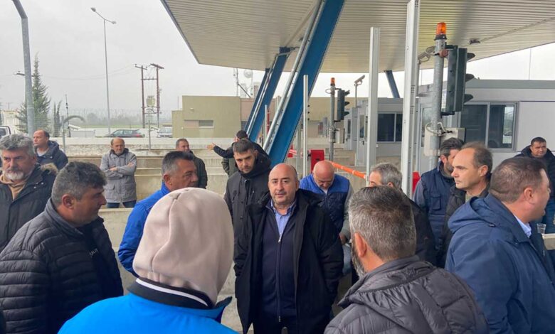 Στα-αγροτικά-μπλόκα-ο-Νίκος-Σακκάς-–-Συνάντηση-στον-Λόγγο