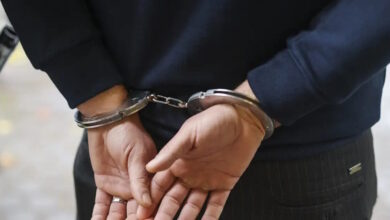 Βόλος:-Κρατούμενος-απείλησε,-χτύπησε-και-δάγκωσε-αστυνομικούς-–-Χρειάστηκαν-4-άτομα-για-να-του-βάλουν-χειροπέδες