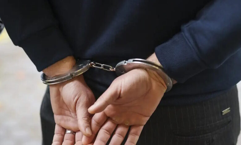 Βόλος:-Κρατούμενος-απείλησε,-χτύπησε-και-δάγκωσε-αστυνομικούς-–-Χρειάστηκαν-4-άτομα-για-να-του-βάλουν-χειροπέδες