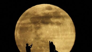 Η-ψυχρή-υπερπανσέληνος-του-Δεκεμβρίου-στον-χειμωνιάτικο-ουρανό-–-Εντυπωσιακές-εικόνες-από-όλο-τον-πλανήτη