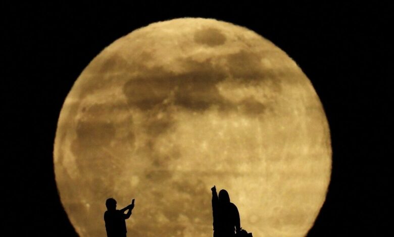 Η-ψυχρή-υπερπανσέληνος-του-Δεκεμβρίου-στον-χειμωνιάτικο-ουρανό-–-Εντυπωσιακές-εικόνες-από-όλο-τον-πλανήτη