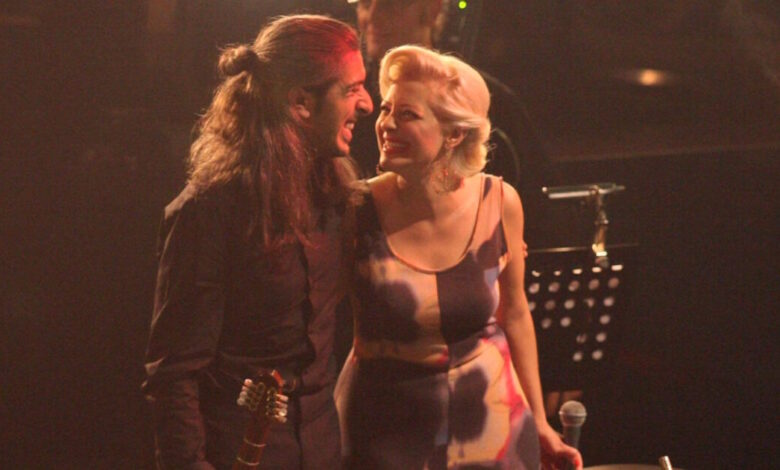 Νατάσα-Μποφίλιου-και-Γιάννης-Χαρούλης-άλλαξαν-όνομα-στην-περιοδεία-τους-μετά-τις-αντιδράσεις-του-γιου-του-Μάνου-Χατζηδάκι