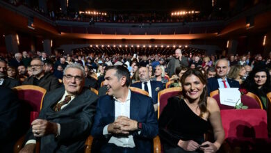 Αλέξης-Τσίπρας:-Η-Μπέττυ-Μπαζιάνα-στο-πλευρό-του-στην-παρουσίαση-του-βιβλίου-«Ιθάκη»