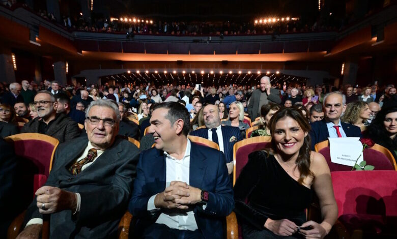 Αλέξης-Τσίπρας:-Η-Μπέττυ-Μπαζιάνα-στο-πλευρό-του-στην-παρουσίαση-του-βιβλίου-«Ιθάκη»