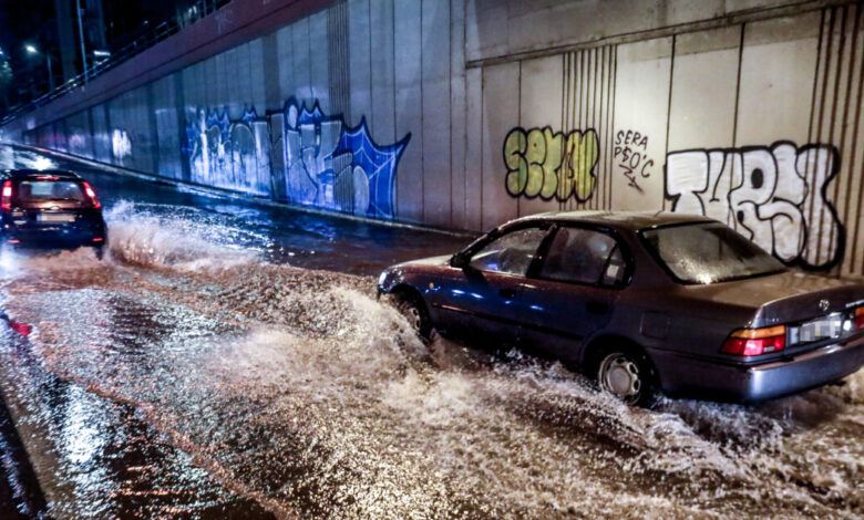 Κακοκαιρία-byron:-Πλημμύρες-στη-Μάνδρα,-έκλεισε-η-Εθνική-Αθηνών-–-Κορίνθου-στα-διόδια-Ελευσίνας-–-Δρόμοι-ποτάμια-και-μπαράζ-112