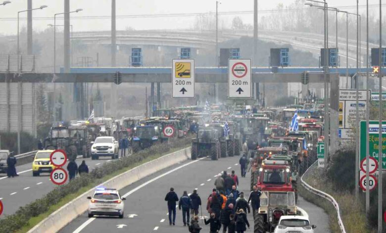 Αγροτικές-κινητοποιήσεις:-Οργή-στην-κοινωνία-πριν-τα-Χριστούγεννα