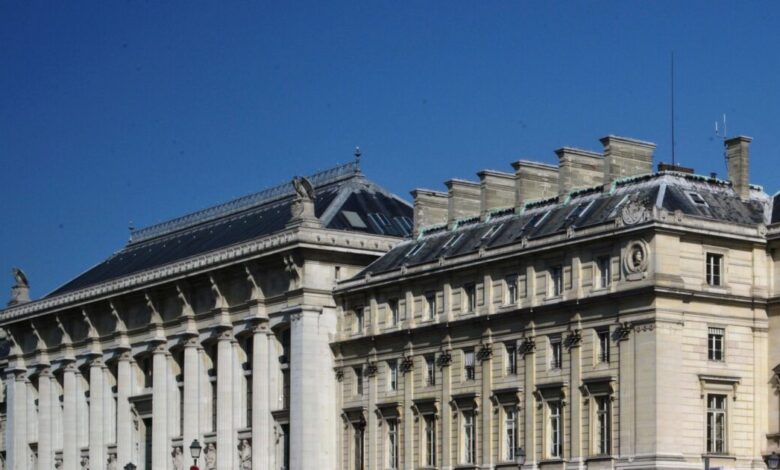 Σκάνδαλο-στη-Γαλλία:-Στέλεχος-υπουργείου-έριχνε-διουρητικό-στον-καφέ-γυναικών-για-να-τις-βλέπει-να-ουρούν,-240-τα-θύματα