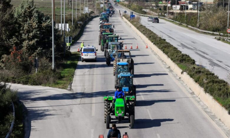Οι-αγρότες-έκλεισαν-την-εθνική-οδό-Αθηνών-–-Λαμίας-κοντά-στη-Υλίκη
