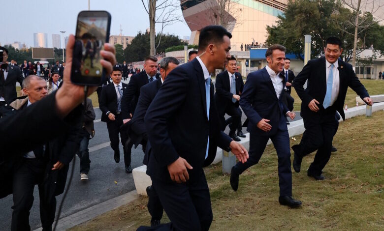 Εμανουέλ-Μακρόν:-Το-σπρίντ-του-Γάλλου-προέδρου-για-να-χαιρετήσει-φοιτητές-στην-Κίνα-και-ο-αγώνας-πινγκ-πονγκ