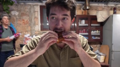 Κρήτη:-Καναδός-youtuber-και-vlogger-πήγε-σε-ρακοκάζανο-στα-Χανιά-δοκίμασε-αντικρυστό-και-ξετρελάθηκε