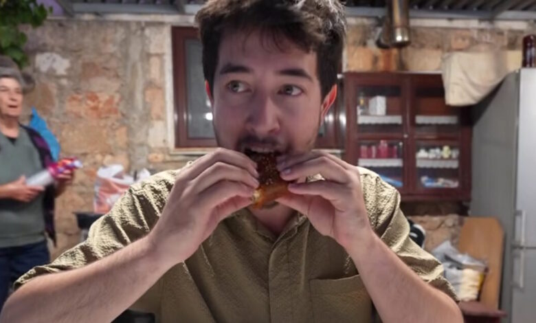 Κρήτη:-Καναδός-youtuber-και-vlogger-πήγε-σε-ρακοκάζανο-στα-Χανιά-δοκίμασε-αντικρυστό-και-ξετρελάθηκε