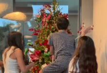 Ο-Γιώργος-Καράβας-στόλισε-το-χριστουγεννιάτικο-δέντρο-με-την-οικογένεια-του-–-Δεν-έλειπε-βέβαια-και-ένα-μικρό-«ατύχημα»