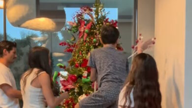 Ο-Γιώργος-Καράβας-στόλισε-το-χριστουγεννιάτικο-δέντρο-με-την-οικογένεια-του-–-Δεν-έλειπε-βέβαια-και-ένα-μικρό-«ατύχημα»