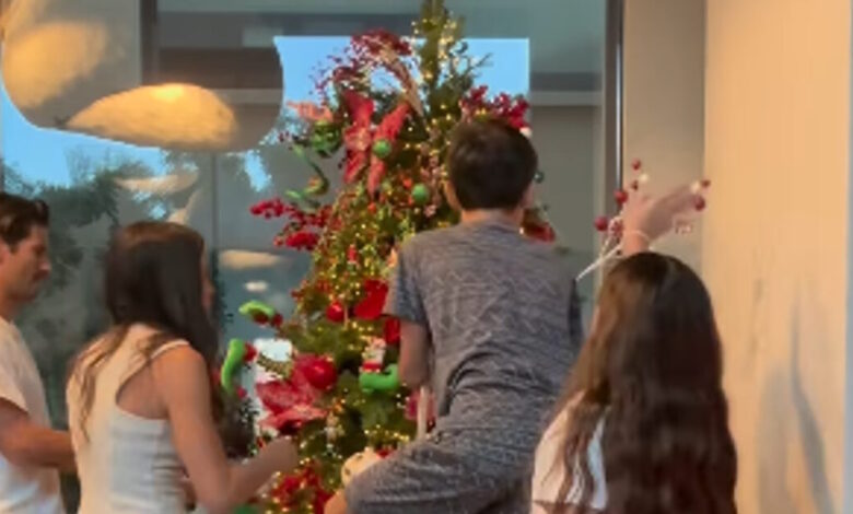 Ο-Γιώργος-Καράβας-στόλισε-το-χριστουγεννιάτικο-δέντρο-με-την-οικογένεια-του-–-Δεν-έλειπε-βέβαια-και-ένα-μικρό-«ατύχημα»