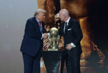 Ο-Ντόναλντ-Τραμπ-πήρε-το-βραβείο-ειρήνης-της-fifa-στην-κλήρωση-του-Μουντιάλ-2026