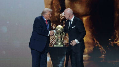 Ο-Ντόναλντ-Τραμπ-πήρε-το-βραβείο-ειρήνης-της-fifa-στην-κλήρωση-του-Μουντιάλ-2026
