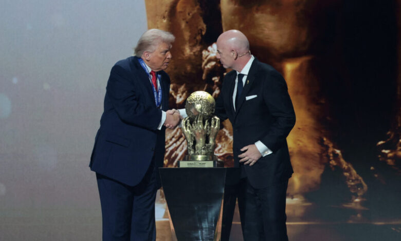 Ο-Ντόναλντ-Τραμπ-πήρε-το-βραβείο-ειρήνης-της-fifa-στην-κλήρωση-του-Μουντιάλ-2026