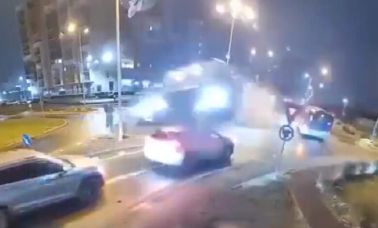 Ρουμανία:-Συγκλονιστικό-βίντεο-με-αυτοκίνητο-να-«απογειώνεται»-στον-αέρα-αφού-ο-οδηγός-έχασε-τον-έλεγχο