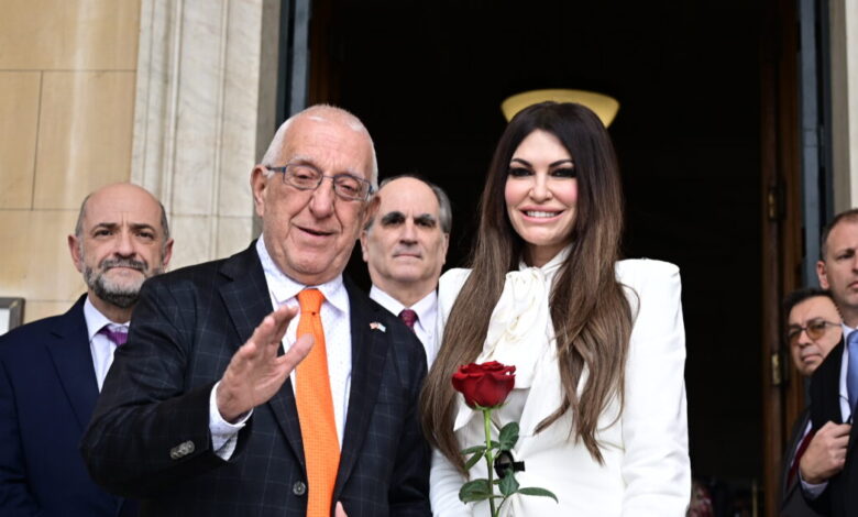 Η-Κίμπερλι-Γκιλφόιλ-στη-Βουλή:-Το-κόκκινο-τριαντάφυλλο-από-τον-Νικήτα-Κακλαμάνη