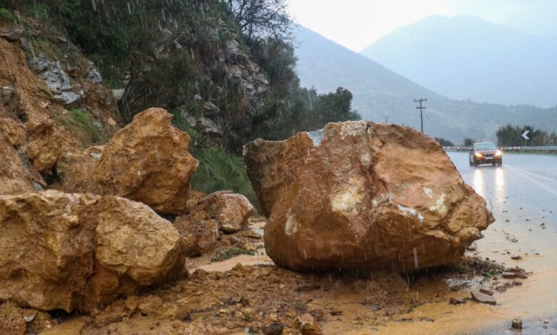 Λεωφόρος-Αθηνών:-Κατολισθήσεις-στο-ρεύμα-προς-Αθήνα-–-Κλειστές-2-λωρίδες-στο-ύψος-του-Χαϊδαρίου