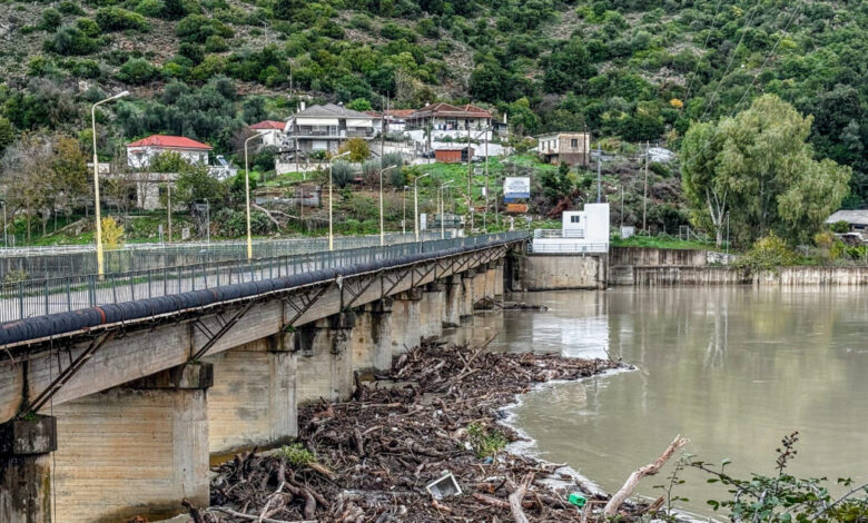 Κακοκαιρία-byron:-Υπερχείλισε-ο-Ενιπέας-στη-Λάρισα-–-Μήνυμα-του-112-για-απομάκρυνση-των-κατοίκων-προς-τα-Φάρσαλα