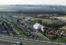 Αγροτικά-μπλόκα:-Νέες-κινητοποιήσεις-σε-Αχαΐα-και-Στερεά-Ελλάδα-–-Σχεδιάζουν-να-κλείσουν-και-τις-παρακαμπτήριες-οδούς