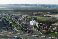 Αγροτικά-μπλόκα:-Νέες-κινητοποιήσεις-σε-Αχαΐα-και-Στερεά-Ελλάδα-–-Σχεδιάζουν-να-κλείσουν-και-τις-παρακαμπτήριες-οδούς