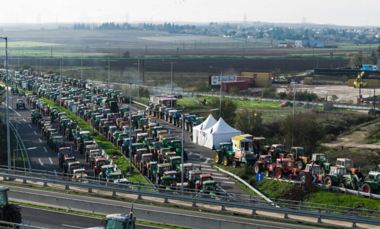 Αγροτικά-μπλόκα:-Νέες-κινητοποιήσεις-σε-Αχαΐα-και-Στερεά-Ελλάδα-–-Σχεδιάζουν-να-κλείσουν-και-τις-παρακαμπτήριες-οδούς