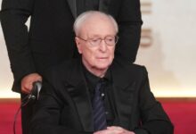 Ο-92χρονος-Μάικλ-Κέιν-εμφανίστηκε-σε-αμαξίδιο-και-συγκίνησε:-«Η-τέχνη-είναι-η-ζωή-μου»