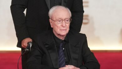 Ο-92χρονος-Μάικλ-Κέιν-εμφανίστηκε-σε-αμαξίδιο-και-συγκίνησε:-«Η-τέχνη-είναι-η-ζωή-μου»