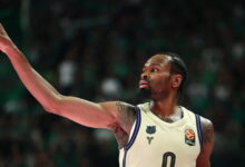 Ο-Κέβιν-Πάντερ-έκανε-άσεμνη-χειρονομία-προς-τους-οπαδούς-στο-Ερυθρός-Αστέρας-–-Μπαρτσελόνα