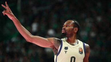 Ο-Κέβιν-Πάντερ-έκανε-άσεμνη-χειρονομία-προς-τους-οπαδούς-στο-Ερυθρός-Αστέρας-–-Μπαρτσελόνα