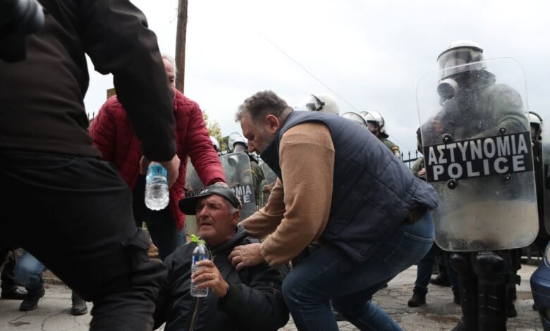 Μπλόκα-αγροτών:-«Τορπίλη»-στον-διάλογο-με-την-κυβέρνηση-βάζουν-τα-επεισόδια-της-Θεσσαλονίκης-–-Σκληραίνει-τη-στάση-του-το-Μέγαρο-Μαξίμου