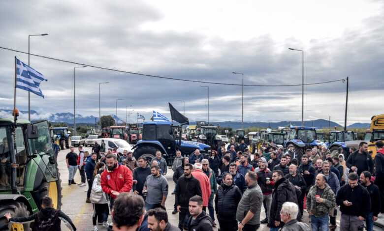 Αγροτικά-μπλόκα:-Νέες-κινητοποιήσεις-σε-Αθηνών-–-Λαμίας-και-Εγνατία-–-Στην-Κρήτη-αποφάσισαν-να-αποκλείσουν-το-αεροδρόμιο-Ηρακλείου