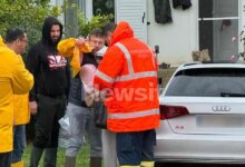 Κακοκαιρία-byron:-Εντυπωσιακή-διάσωση-μητέρας-και-βρέφους-από-την-πλημμυρισμένη-Μάνδρα-–-Δείτε-βίντεο