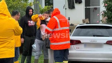 Κακοκαιρία-byron:-Εντυπωσιακή-διάσωση-μητέρας-και-βρέφους-από-την-πλημμυρισμένη-Μάνδρα-–-Δείτε-βίντεο