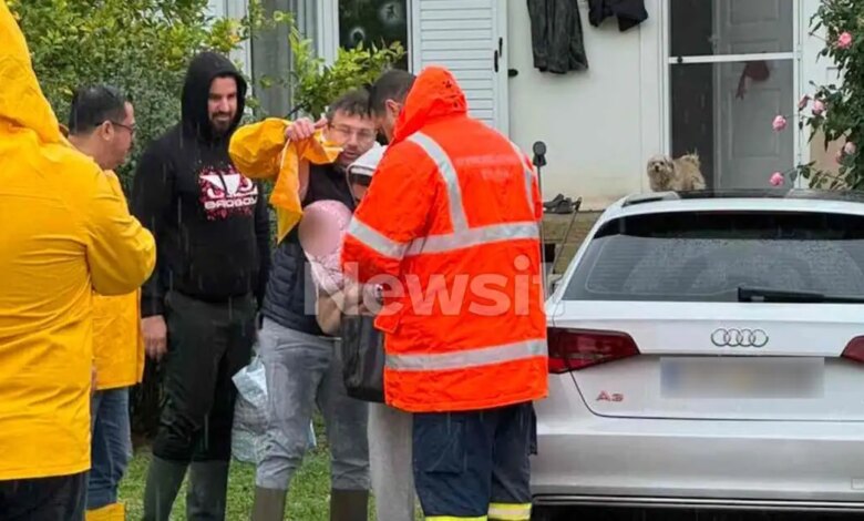 Κακοκαιρία-byron:-Εντυπωσιακή-διάσωση-μητέρας-και-βρέφους-από-την-πλημμυρισμένη-Μάνδρα-–-Δείτε-βίντεο