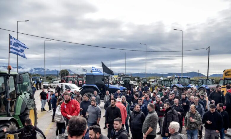 Αγροτικά-μπλόκα:-Νέες-κινητοποιήσεις-σε-Αθηνών-–-Λαμίας-και-Εγνατία-–-Στην-Κρήτη-αποφάσισαν-να-αποκλείσουν-το-αεροδρόμιο-Ηρακλείου