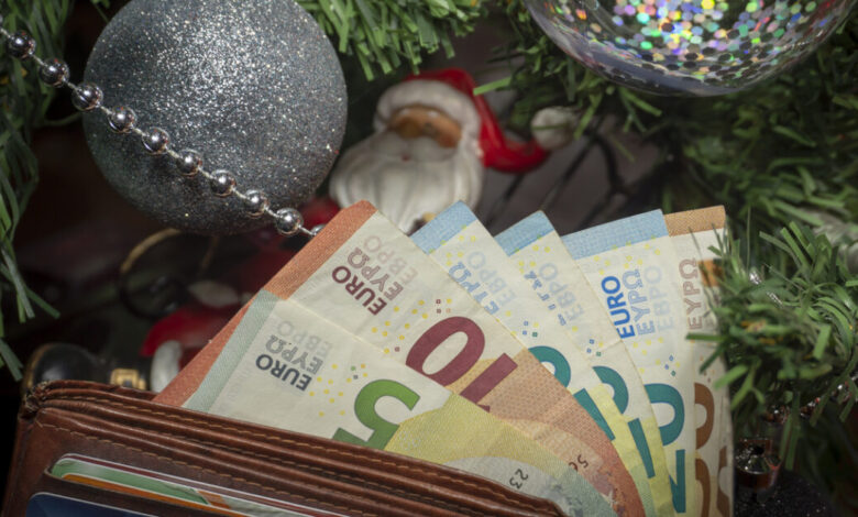Δώρο-Χριστουγέννων-2025:-Νωρίτερα-φέτος-η-καταβολή-του-–-Πώς-να-το-υπολογίσετε