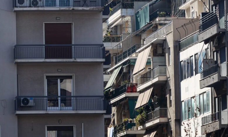 Πανάκριβα-σπίτια-και-άδεια-πορτοφόλια:-Οι-Έλληνες-ανάμεσα-στις-«μυλόπετρες»-των-στεγαστικών-δαπανών-και-των-χαμηλών-μισθών
