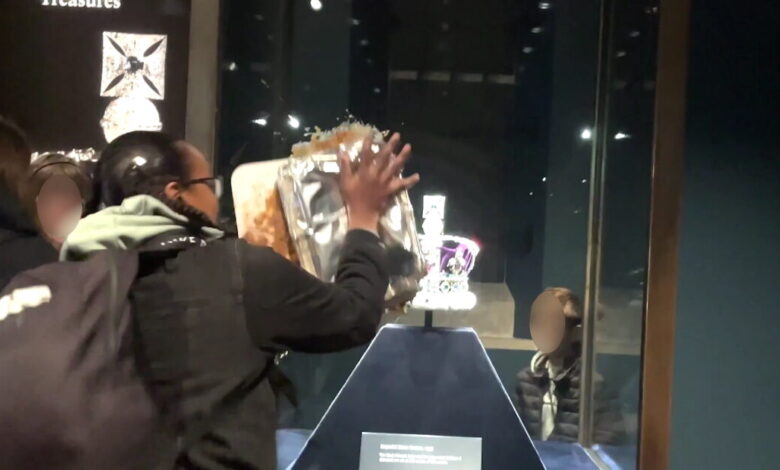 Λονδίνο:-Ακτιβιστές-έριξαν-κρέμα-και-μηλόπιτα-στο-Αυτοκρατορικό-Στέμμα-–-Συνελήφθησαν-4-άτομα