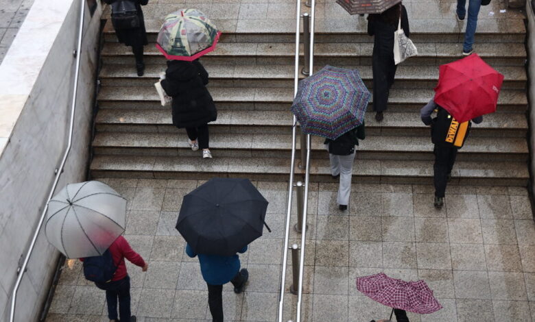 Καιρός-αύριο:-Τοπικές-βροχές-σε-Αττική-και-Θεσσαλονίκη-–-Σποραδικές-καταιγίδες-στα-νησιά,-χιόνια-στα-ορεινά