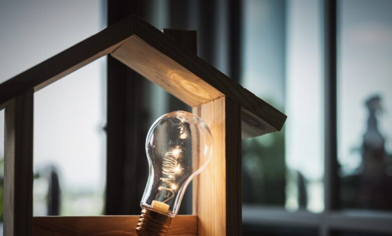 Ευάλωτα-νοικοκυριά:-Χαμηλότερες-τιμές-και-δωρεάν-ενεργειακή-αναβάθμιση